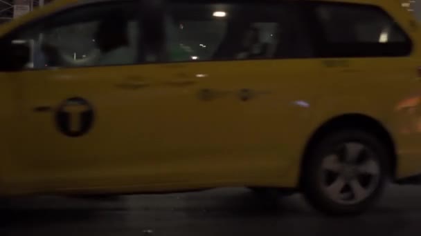 Drukke verkeersnacht scene in Manhattan, 5th Avenue met 54th Street — Stockvideo