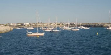 Ciutadella körfezine demir atmış tekneler. Menorca Adası.