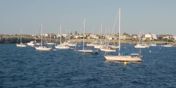 Förankrade båtar i bukten Ciutadella. Ön Menorca. — Stockvideo