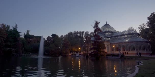 Vista al atardecer del Palacio de Cristal o Palacio de Cristal en el Parque del Retiro en Madrid, España . — Vídeo de stock