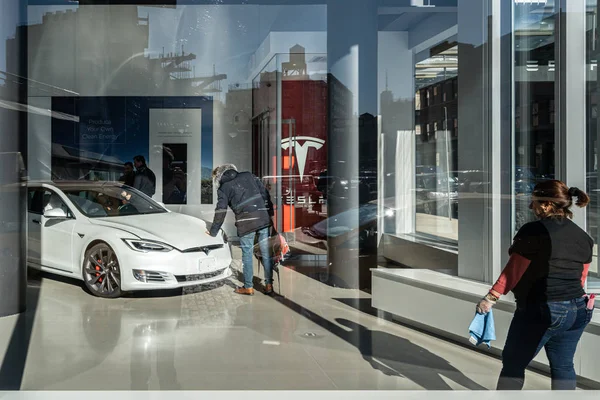 New Tesla Motors showroom in the Meatpacking district of New York — 스톡 사진