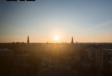 Sevilla 'daki Plaza de Espana, gün batımında, hava manzaralı..