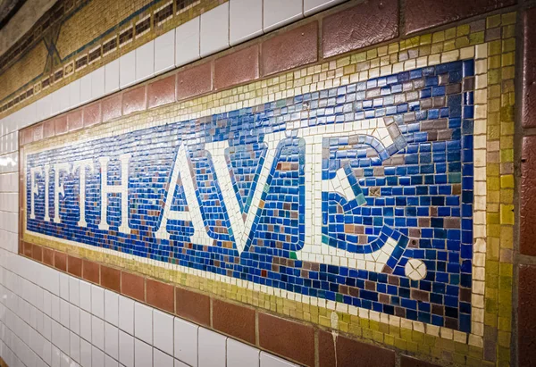 Mosaiska skylt vid tunnelbanestationen för The Fifth Avenue på Manhattan — Stockfoto