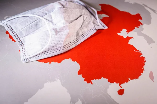 N95 - респіраторна маска над китайською картою. Хвороба спалах коронавірусом. — стокове фото