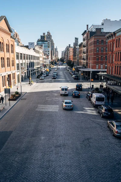 Straatverkeer en gebouwen in Chelsea borough in Manhattan — Stockfoto