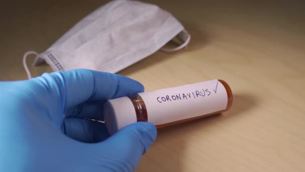 医師はコロナウイルスと陽性血液サンプルチューブをラベル付け — ストック動画