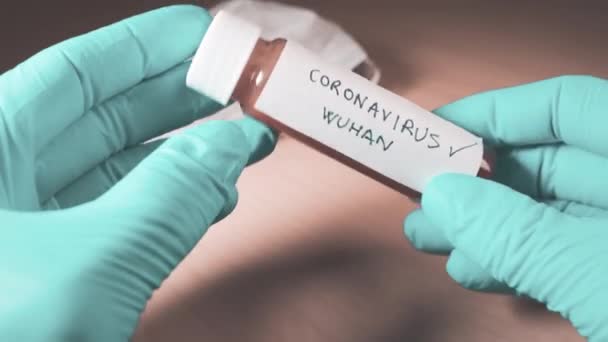 Arzt, der eine Blutprobe positiv mit Coronavirus markiert — Stockvideo