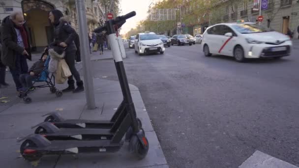 Vogel Elektrische Ride Sharing Scooters Aangelijnd en klaar om te huren in Madrid, Spanje. — Stockvideo
