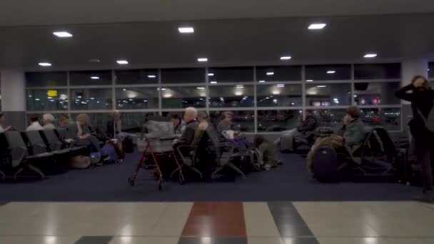 Passagers assis dans l'aérogare 4 de l'aéroport international John F. Kennedy ou JFK — Video