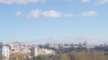 Madrid, İspanya 'daki Casa de Campo parkında kablolu araba..