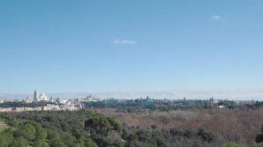 Madrid panoramik şehir Katedral de la Almudena ve Madrid Kraliyet Sarayı ile ufuk çizgisi