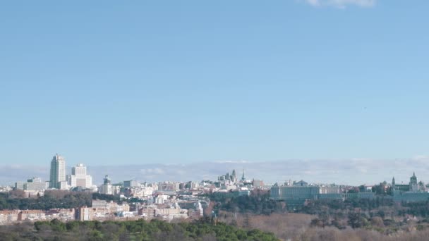 Madridské panoramatické panorama města s katedrálou de la Almudena a madridským královským palácem — Stock video