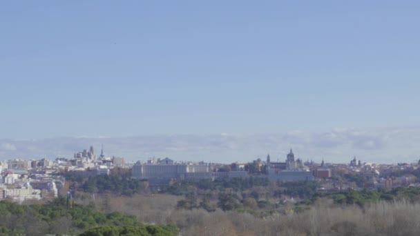 Madrid panoramik şehir Katedral de la Almudena ve Madrid Kraliyet Sarayı ile ufuk çizgisi — Stok video