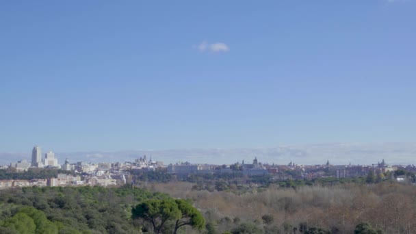 Madrid panoramische stad skyline met Cathedral de la Almudena en Madrid Koninklijk Paleis — Stockvideo