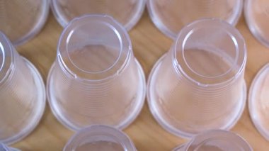 Plastik cam arka arkaya içme suyu için kullanılan - Çevre sorunu kavramı, Kompostsuz atık