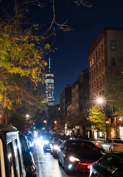 Widok nocny na ulicę W Broadway w Soho, Nowy Jork. — Zdjęcie stockowe