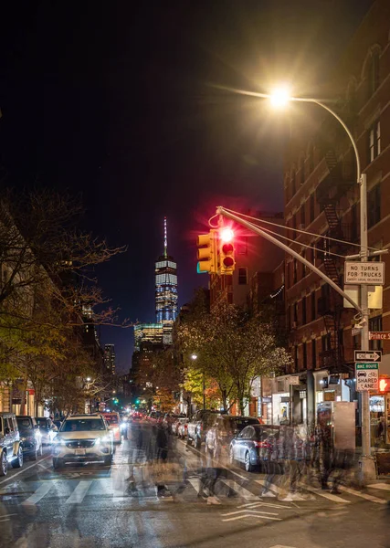 Widok nocny na ulicę W Broadway w Soho, Nowy Jork. — Zdjęcie stockowe