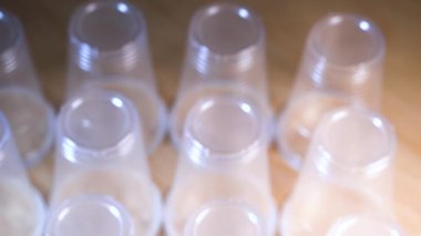 Plastik cam arka arkaya içme suyu için kullanılan - Çevre sorunu kavramı, Kompostsuz atık