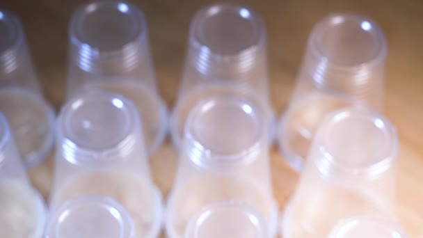 Plast glas som används för dricksvatten i rad-miljöproblem koncept, icke-compostable avfall — Stockvideo