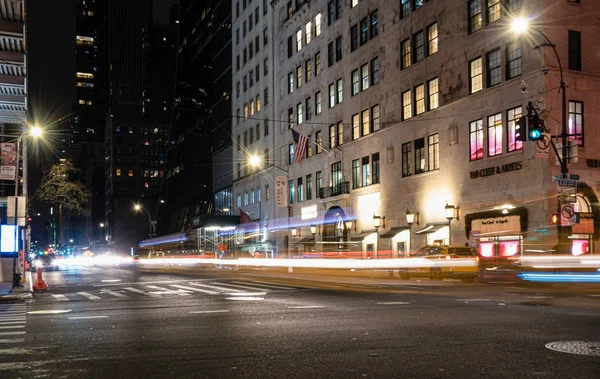 Ocupada escena nocturna de tráfico en Manhattan, 5th Avenue con 54th Street — Foto de Stock