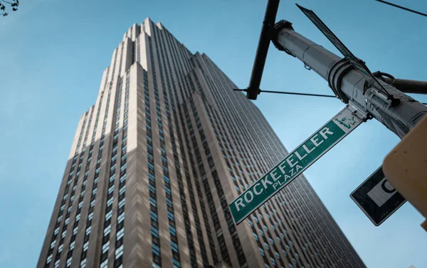 Straat bord beeltenis het is Rockefeller Plaza in Midtown Manhattan, New-York. — Stockfoto