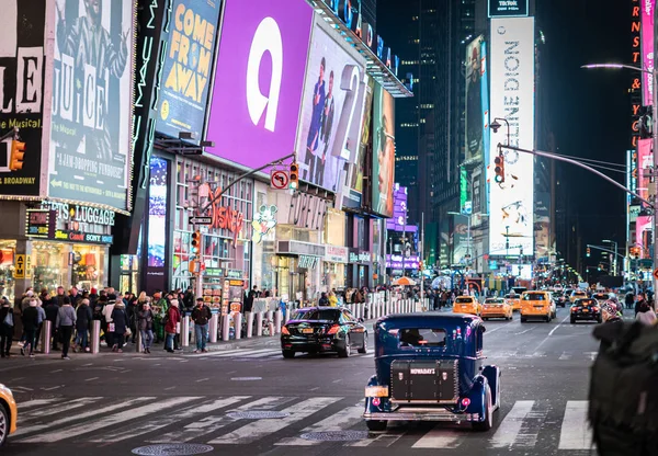 Günümüzde 1920 Times Meydanı, Manhattan 'da antika bir araba — Stok fotoğraf