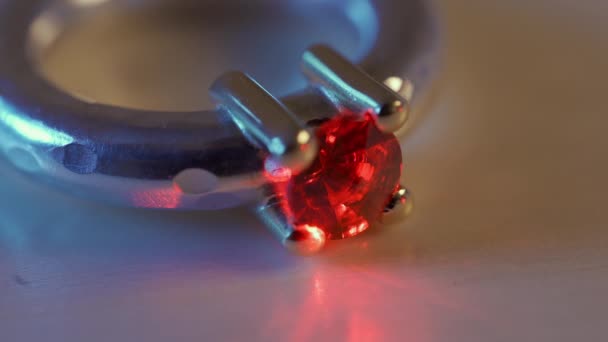 Селективный фокус красного рубинового бриллиантового кольца на деревянном фоне — стоковое видео