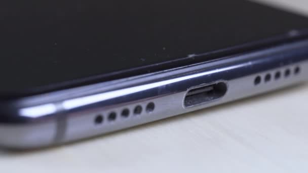 USB-C-Port auf dem Smartphone. Makrosicht. — Stockvideo