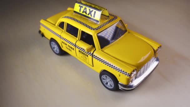 Модель жовтого ретро-таксі в Нью-Йорку. — стокове відео