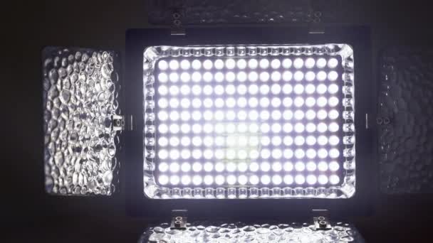 Průhledný LED panel s diodami vyzařujícími světlo. — Stock video