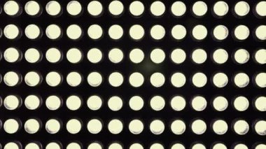 Işık yayan şeffaf önlü panel açılıp kapanıyor