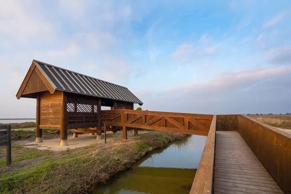 Cabana de madeira para observação de aves no delta do rio Ebro, Espanha — Fotografia de Stock