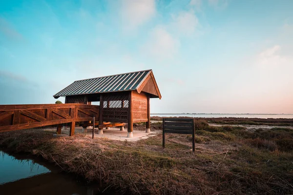 Cabaña de madera para la observación de aves en el delta del río Ebro, España —  Fotos de Stock
