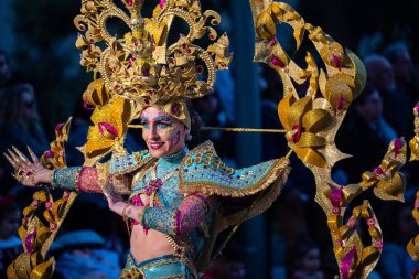 Tarragona karnavalında Tayland kostümü giyen bir sokak dansçısı.