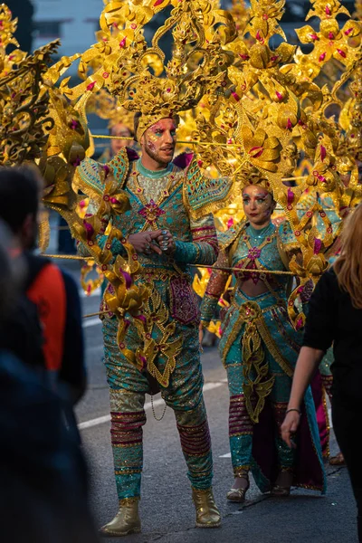 Bailarina callejera con disfraz tailandés en el Carnaval de Tarragona —  Fotos de Stock