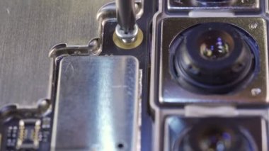 Bozuk akıllı telefonu tamir eden adam. Makro görünüm