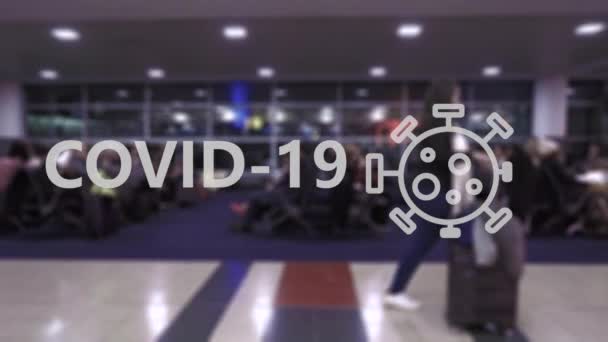 Слово COVID-19 с пассажирами аэропорта на заднем плане . — стоковое видео