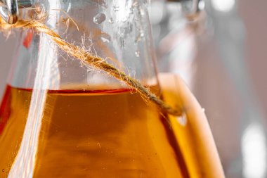 Kombucha yeşil çayının şişedeki Macro manzarası.