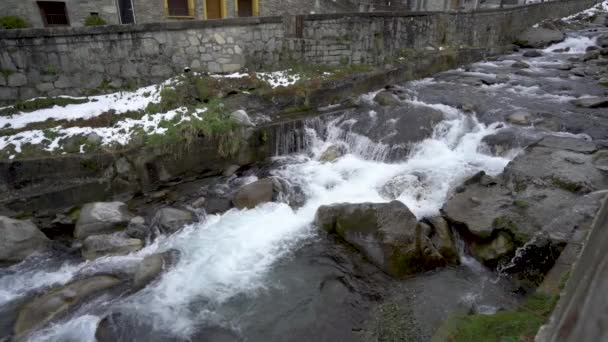 Високий гірський водний потік в іспанських Піренеях. — стокове відео