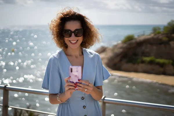 Mujer turista en vestido de verano y gafas de sol tomando una selfie — Foto de Stock