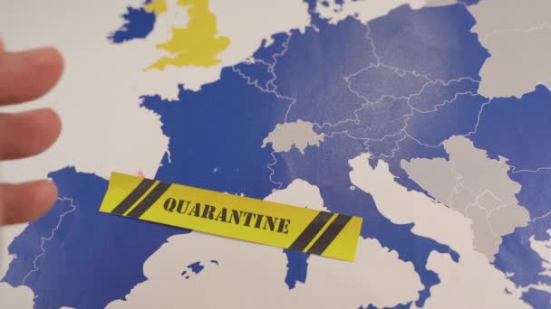 Hand putting quarantine signs over an EU map — Stok video