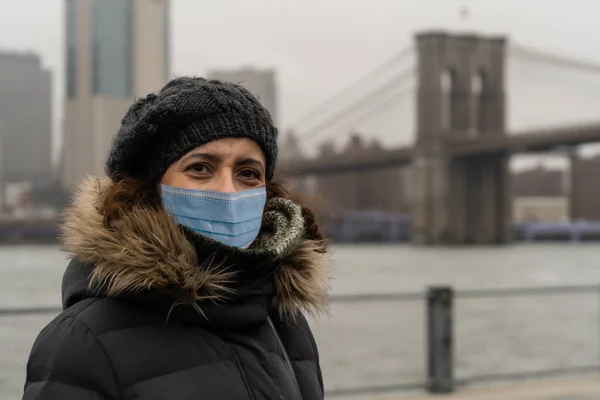 Женщина в хирургической маске в Нью-Йорке, в районе Дамбо — стоковое фото