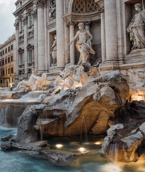 Estatuas en la fuente de Trevi con máscaras quirúrgicas — Foto de Stock