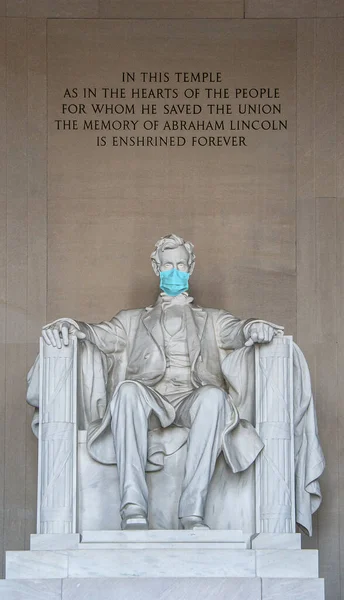 Abraham Lincoln Memorial Statue mit Chirurgenmaske — Stockfoto