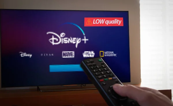 Barcelona, España. Enero 2019: El hombre tiene un control remoto Con la nueva pantalla Disney plus pixelada en la TV — Foto de Stock