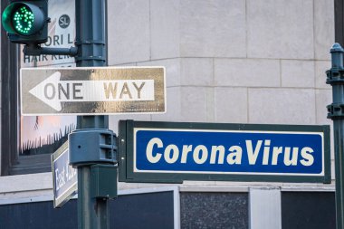 Manhattan 'da Coronavirus kelimesiyle sokak tabelası.