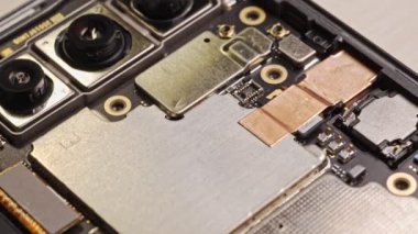 Adam akıllı telefon lenslerini topluyor. Makro görünüm