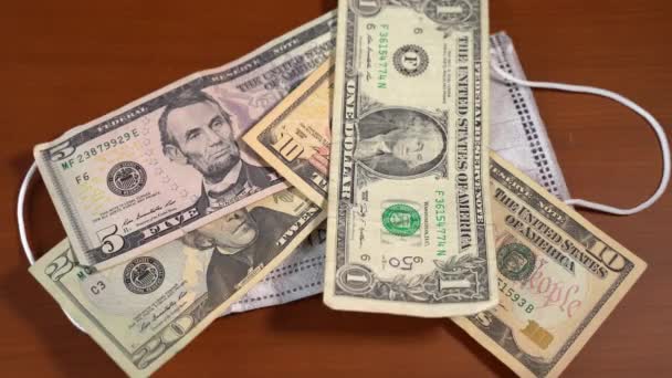 El ve dolar banknotları üzerinde "coronavirus" yazan bir maske ortaya çıkarıyor. — Stok video