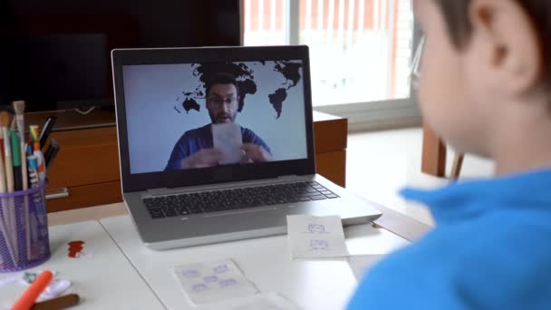 Мальчик изучает домашнее задание по математике во время урока дома — стоковое видео