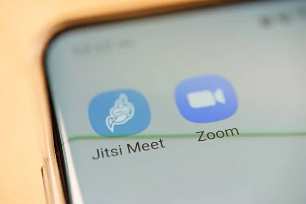 Барселона, Испания. Апрель 2020: Zoom и Jitsi встречаются с популярными видео приложениями . — стоковое фото